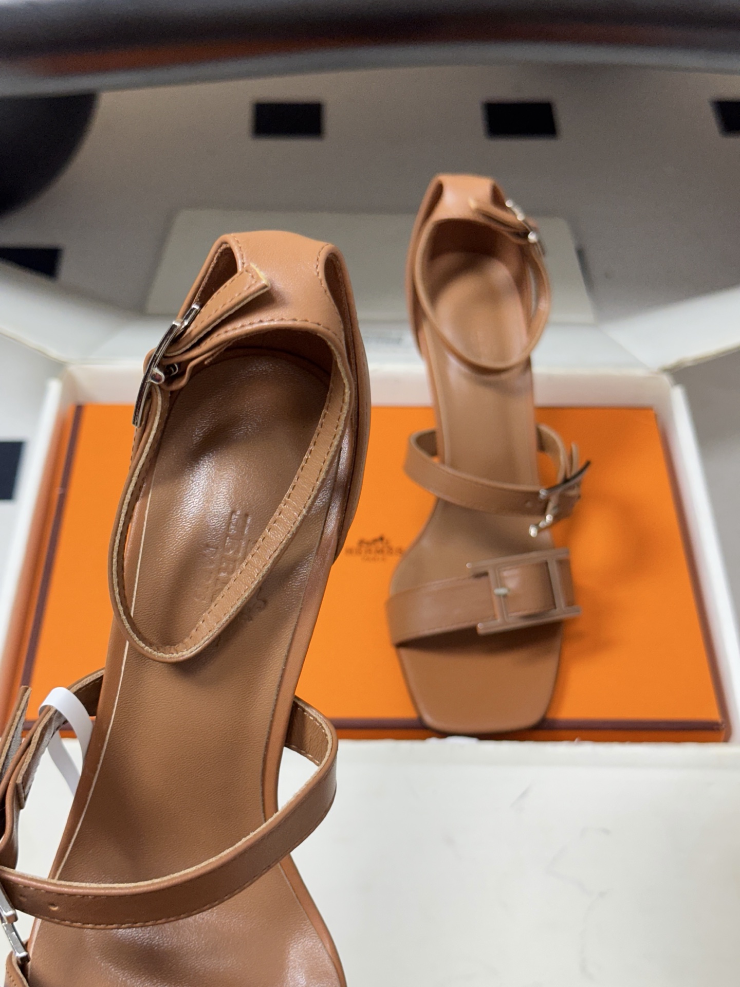 顶级品质(配高档飞机盒✈️)Hermes 爱马仕🐎 H家 2026 春夏新款 Liv凉鞋系列经典Kell 顶级品质(配高档飞机盒✈️)Hermes 爱马仕🐎 H家 2026 春夏新款 Liv凉鞋系列经典Kell