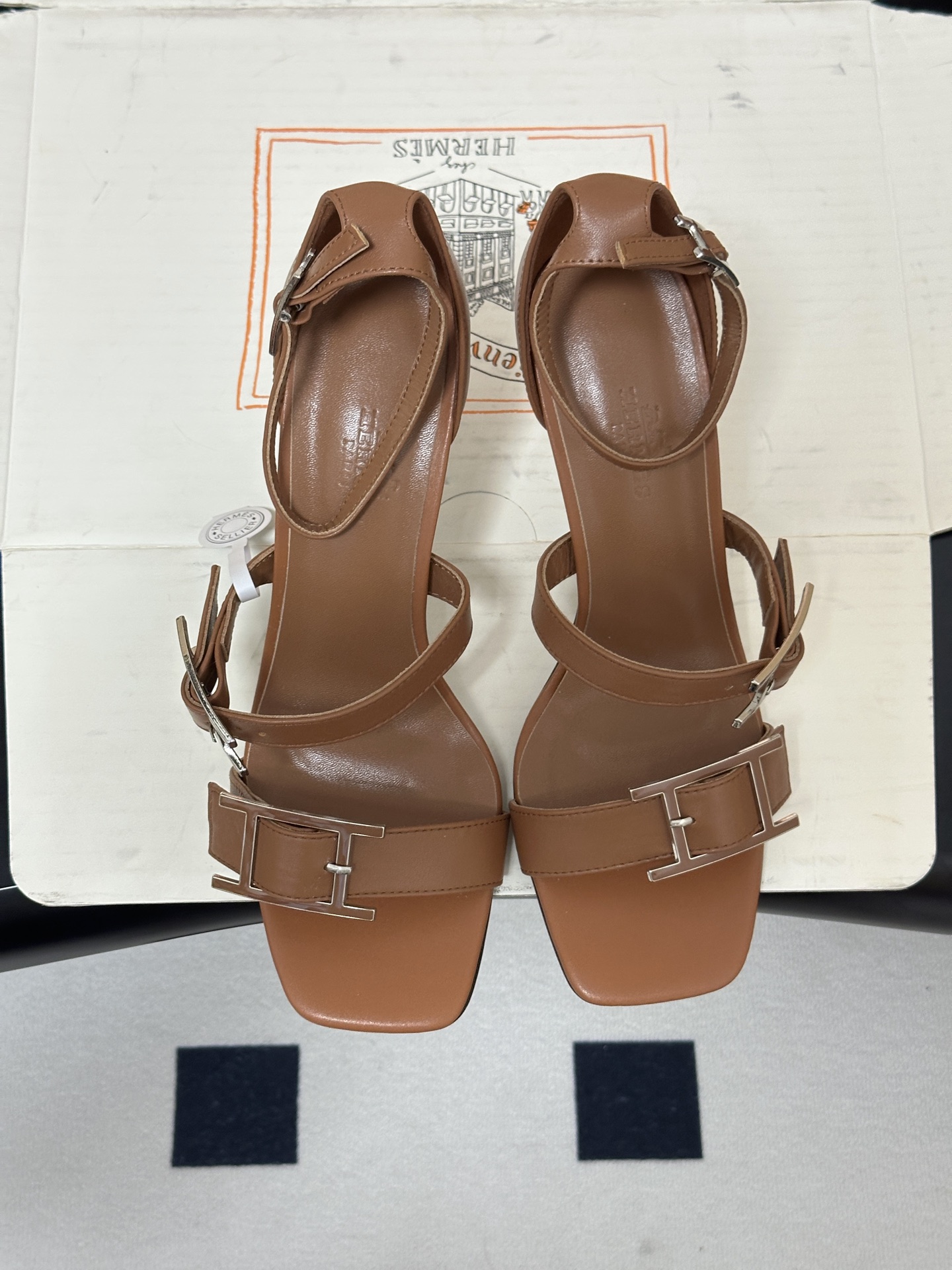 顶级品质(配高档飞机盒✈️)Hermes 爱马仕🐎 H家 2026 春夏新款 Liv凉鞋系列经典Kell 顶级品质(配高档飞机盒✈️)Hermes 爱马仕🐎 H家 2026 春夏新款 Liv凉鞋系列经典Kell