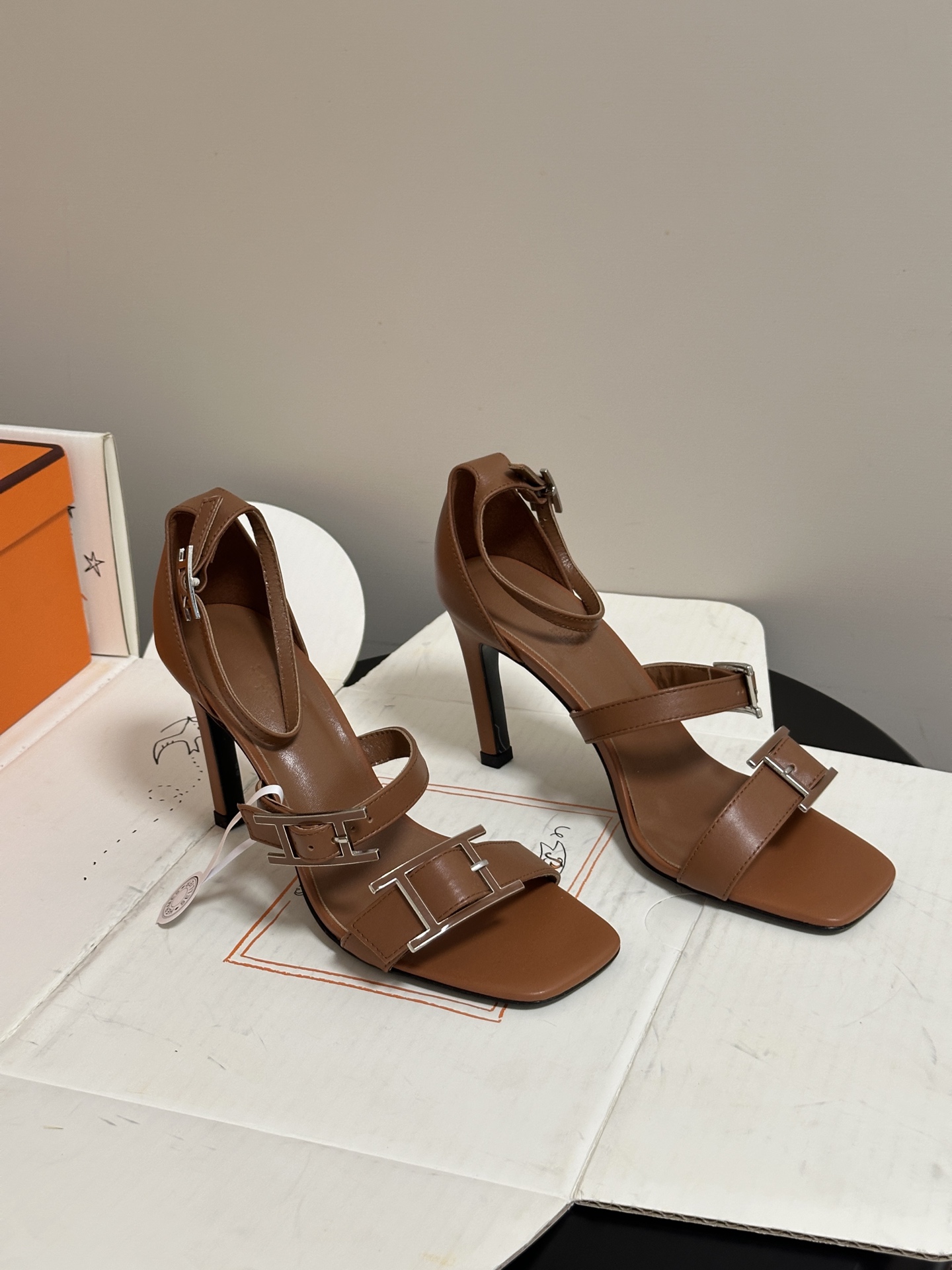 顶级品质（配高档飞机盒✈️）Hermes 爱马仕🐎 H家 2026 春夏新款 Liv凉鞋系列经典Kell