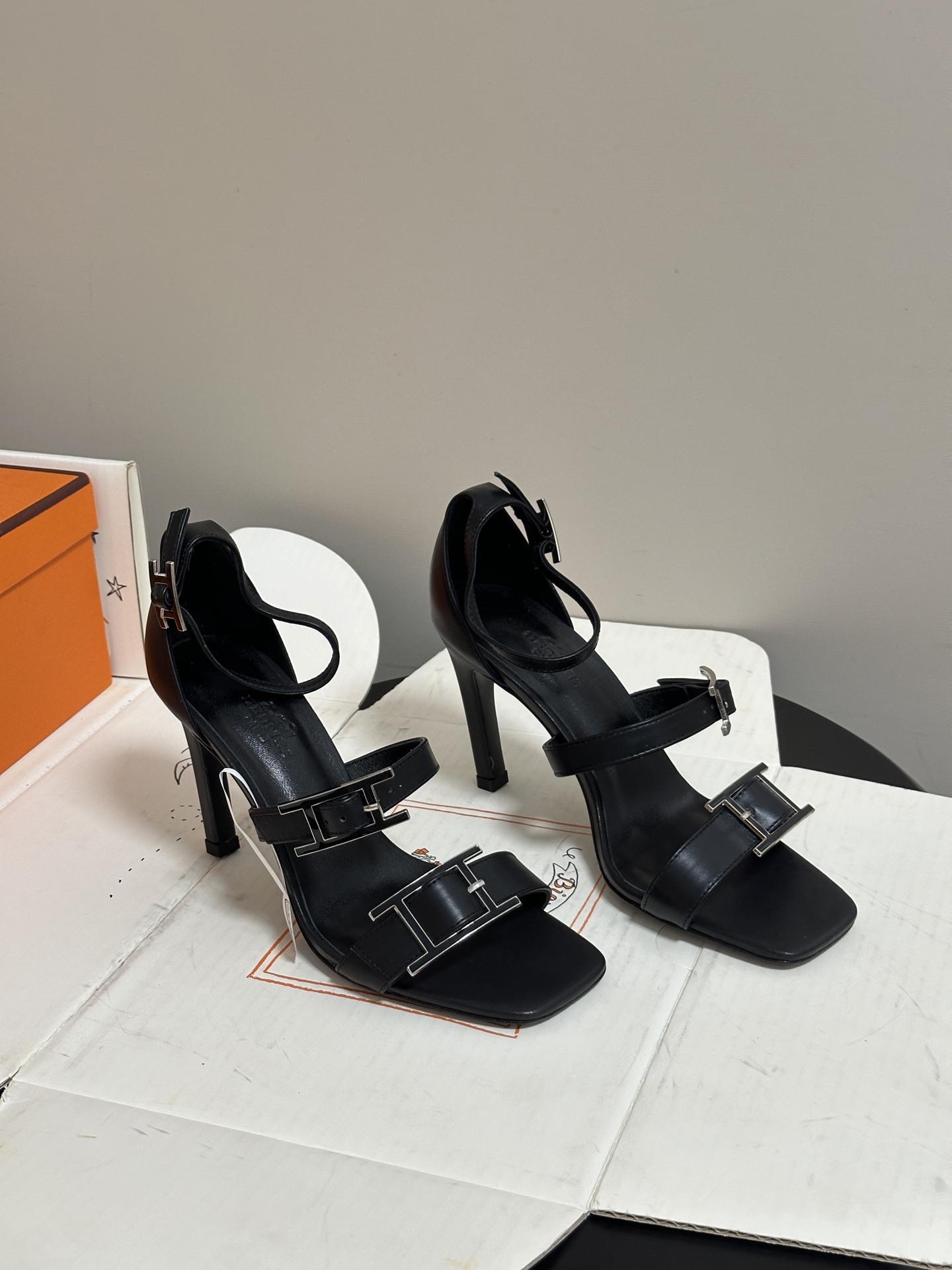 顶级品质（配高档飞机盒✈️）Hermes 爱马仕🐎 H家 2026 春夏新款 Liv凉鞋系列经典Kell