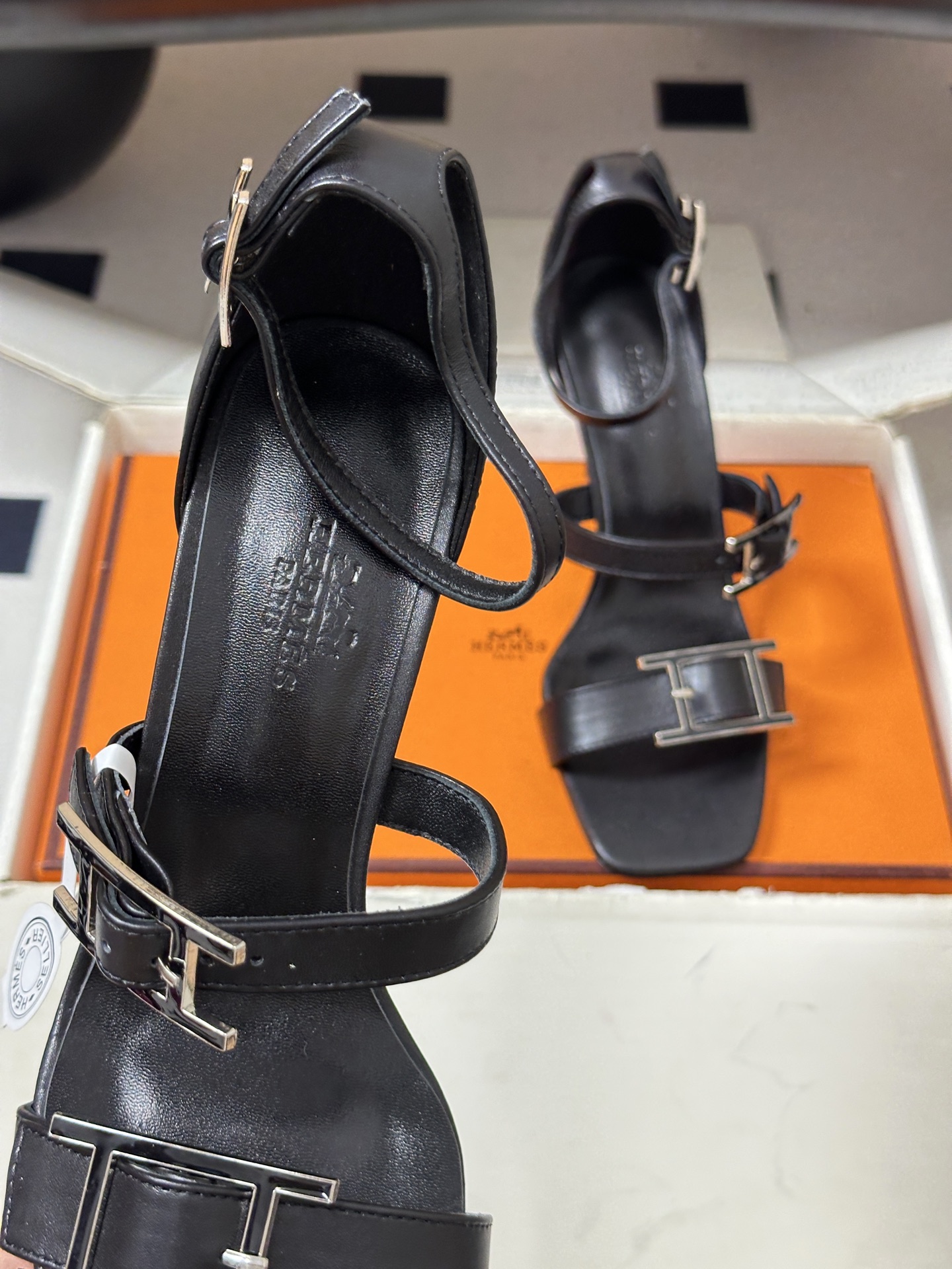 顶级品质(配高档飞机盒✈️)Hermes 爱马仕🐎 H家 2026 春夏新款 Liv凉鞋系列经典Kell 顶级品质(配高档飞机盒✈️)Hermes 爱马仕🐎 H家 2026 春夏新款 Liv凉鞋系列经典Kell