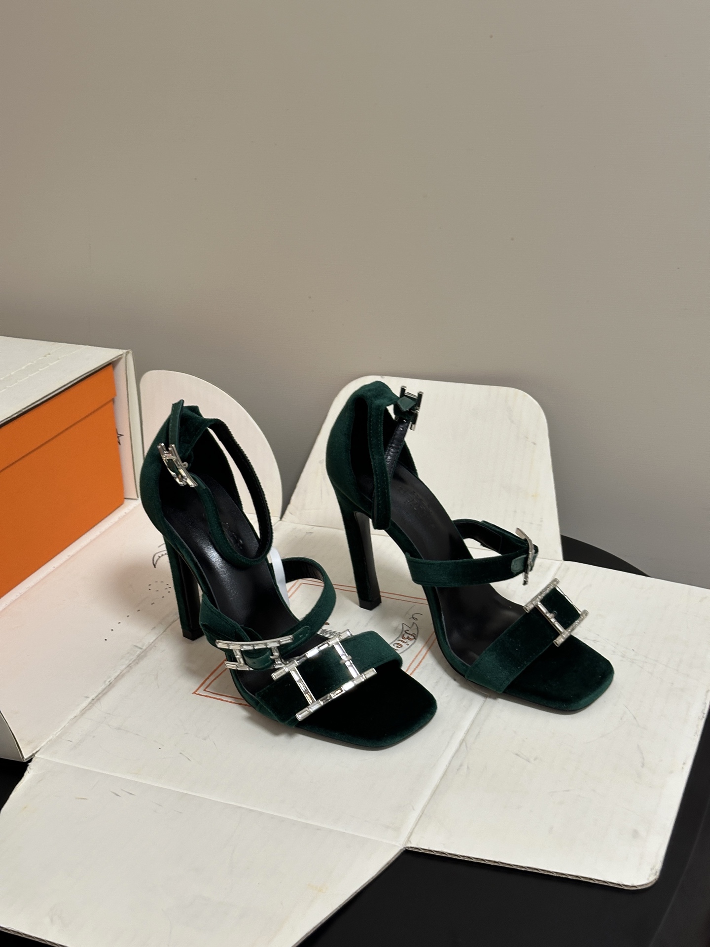 顶级品质（配高档飞机盒✈️）Hermes 爱马仕🐎 H家 2026 春夏新款 Liv凉鞋系列经典Kell
