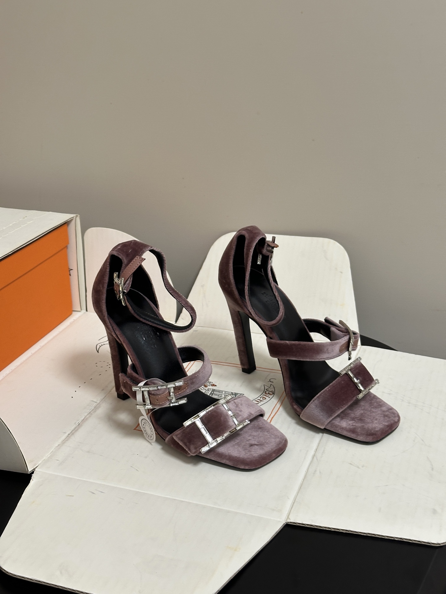 顶级品质（配高档飞机盒✈️）Hermes 爱马仕🐎 H家 2026 春夏新款 Liv凉鞋系列经典Kell