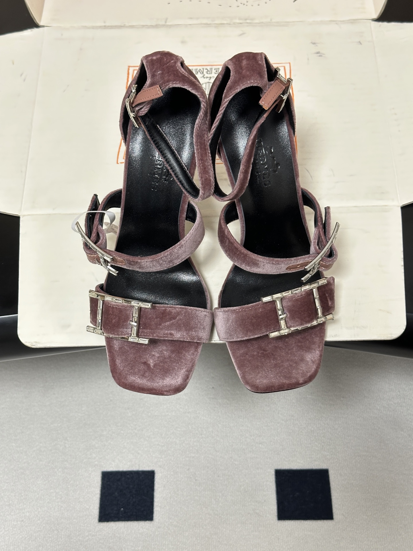 顶级品质(配高档飞机盒✈️)Hermes 爱马仕🐎 H家 2026 春夏新款 Liv凉鞋系列经典Kell 顶级品质(配高档飞机盒✈️)Hermes 爱马仕🐎 H家 2026 春夏新款 Liv凉鞋系列经典Kell