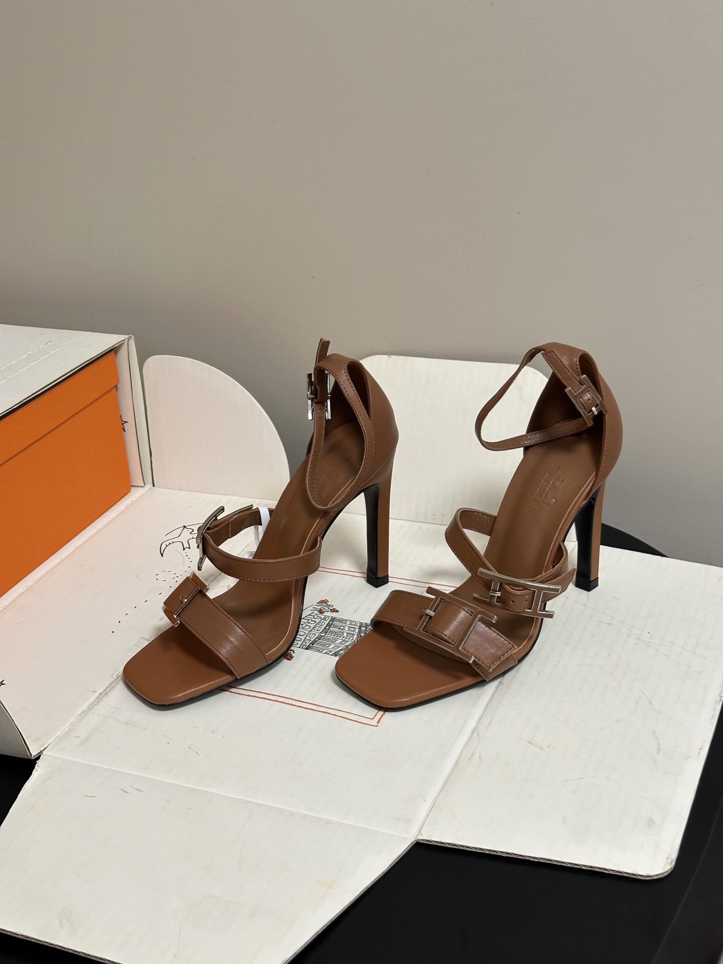 顶级品质（配高档飞机盒✈️）Hermes 爱马仕🐎 H家 2026 春夏新款 Liv凉鞋系列经典Kell