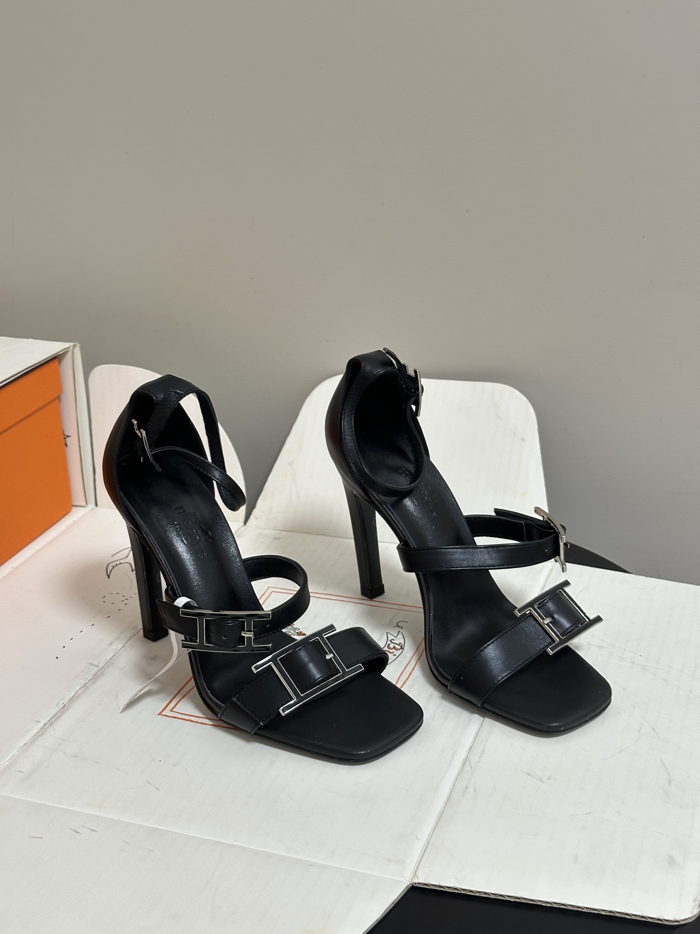 顶级品质（配高档飞机盒✈️）Hermes 爱马仕🐎 H家 2026 春夏新款 Liv凉鞋系列经典Kell
