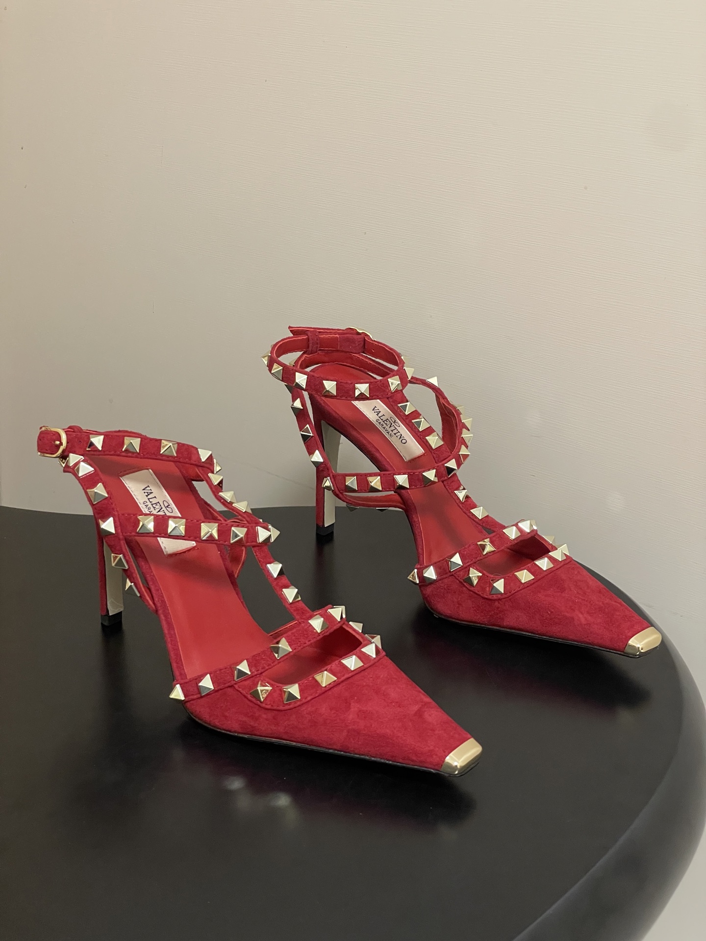 顶级品质（配飞机盒✈️➕10）2026春夏新款 Valentino 华伦天奴ROCKSTUD漆皮系带铆钉