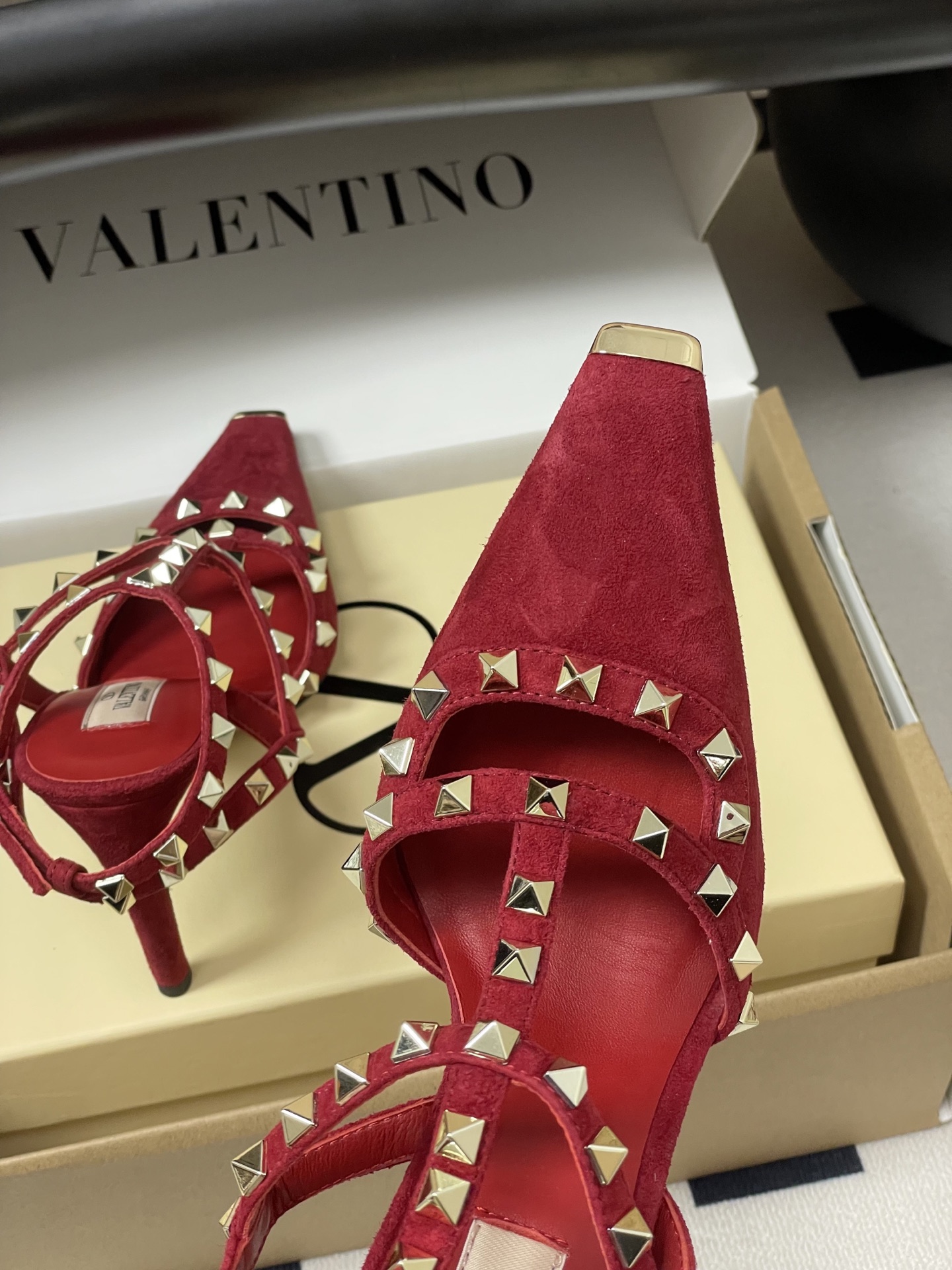 顶级品质(配飞机盒✈️➕10)2026春夏新款 Valentino 华伦天奴ROCKSTUD漆皮系带铆钉 顶级品质(配飞机盒✈️➕10)2026春夏新款 Valentino 华伦天奴ROCKSTUD漆皮系带铆钉