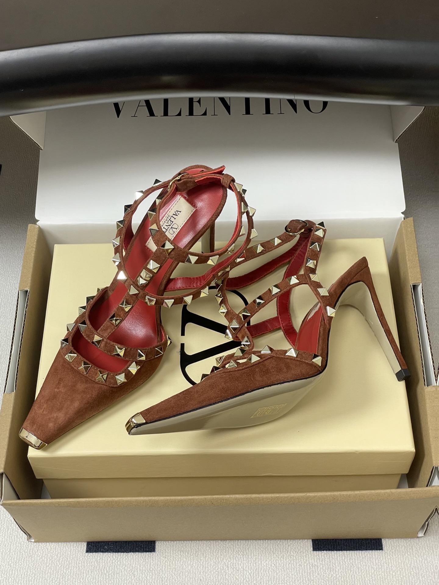 顶级品质（配飞机盒✈️➕10）2026春夏新款 Valentino 华伦天奴ROCKSTUD漆皮系带铆钉