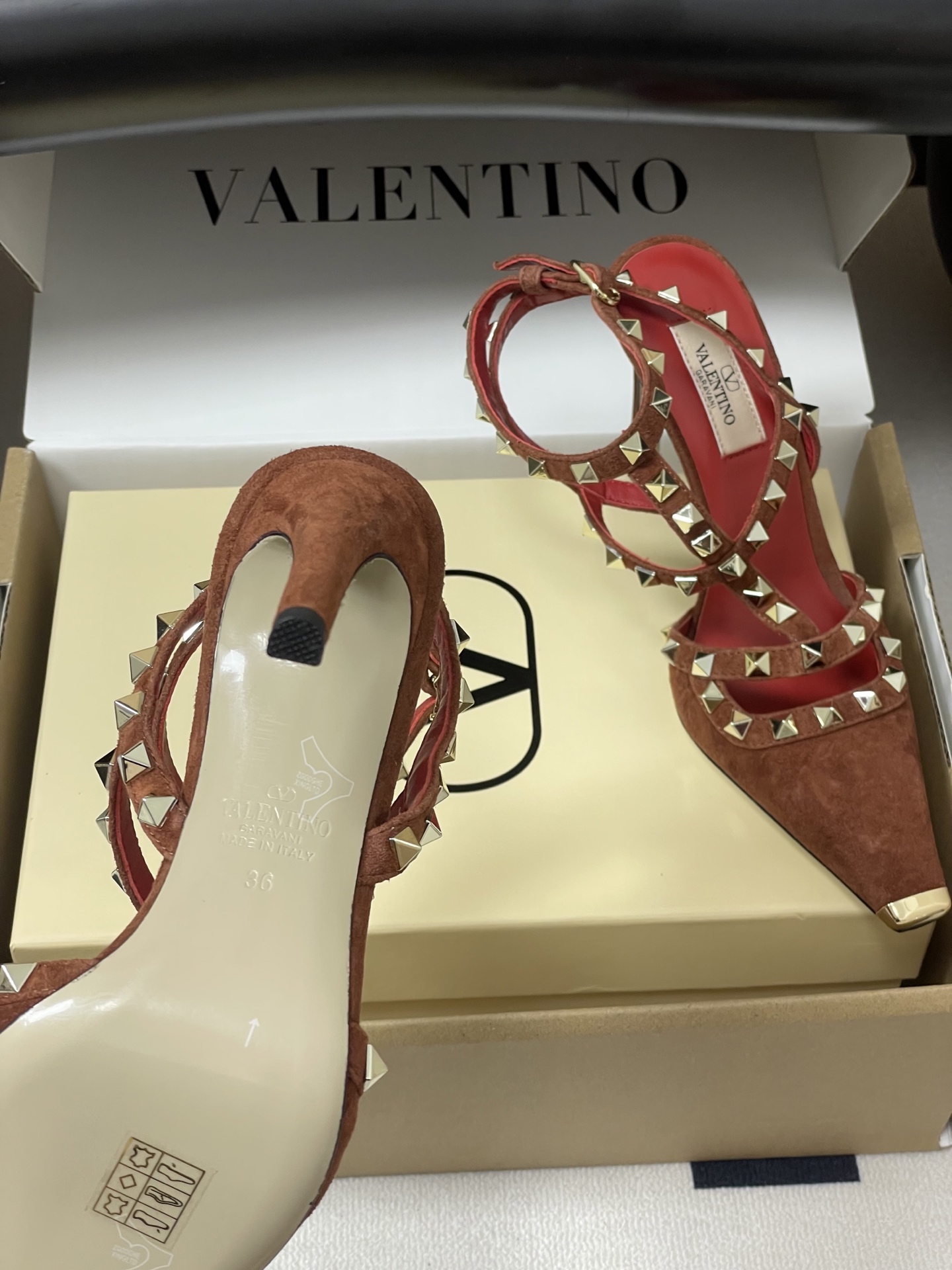 顶级品质（配飞机盒✈️➕10）2026春夏新款 Valentino 华伦天奴ROCKSTUD漆皮系带铆钉