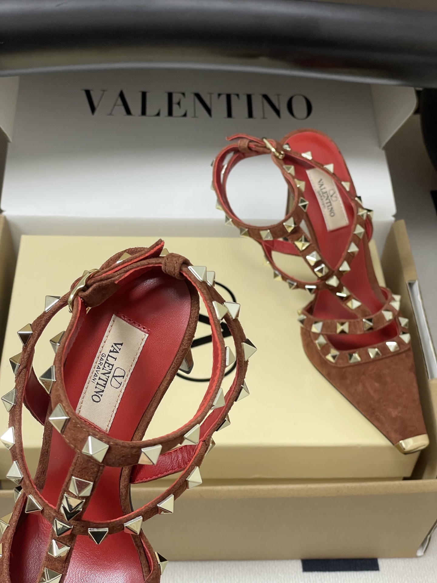 顶级品质（配飞机盒✈️➕10）2026春夏新款 Valentino 华伦天奴ROCKSTUD漆皮系带铆钉