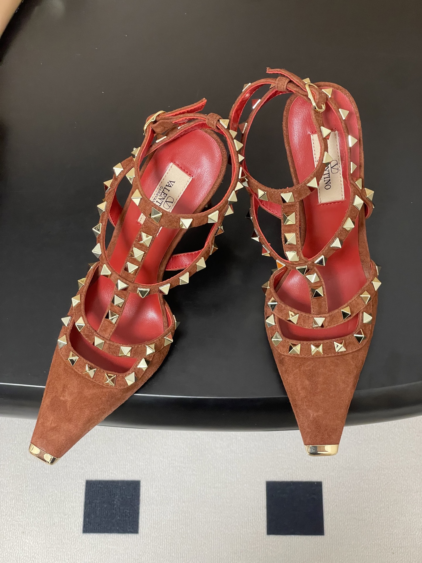 顶级品质（配飞机盒✈️➕10）2026春夏新款 Valentino 华伦天奴ROCKSTUD漆皮系带铆钉