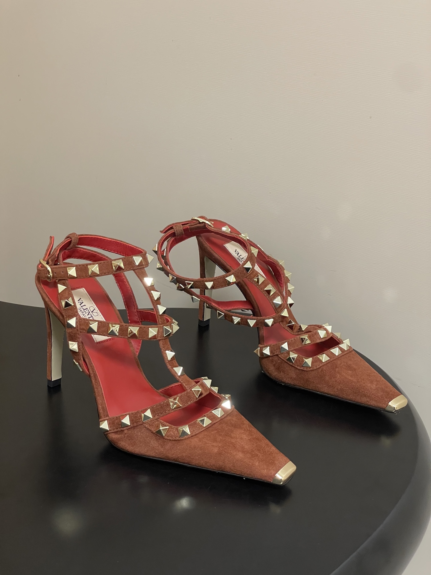 顶级品质（配飞机盒✈️➕10）2026春夏新款 Valentino 华伦天奴ROCKSTUD漆皮系带铆钉