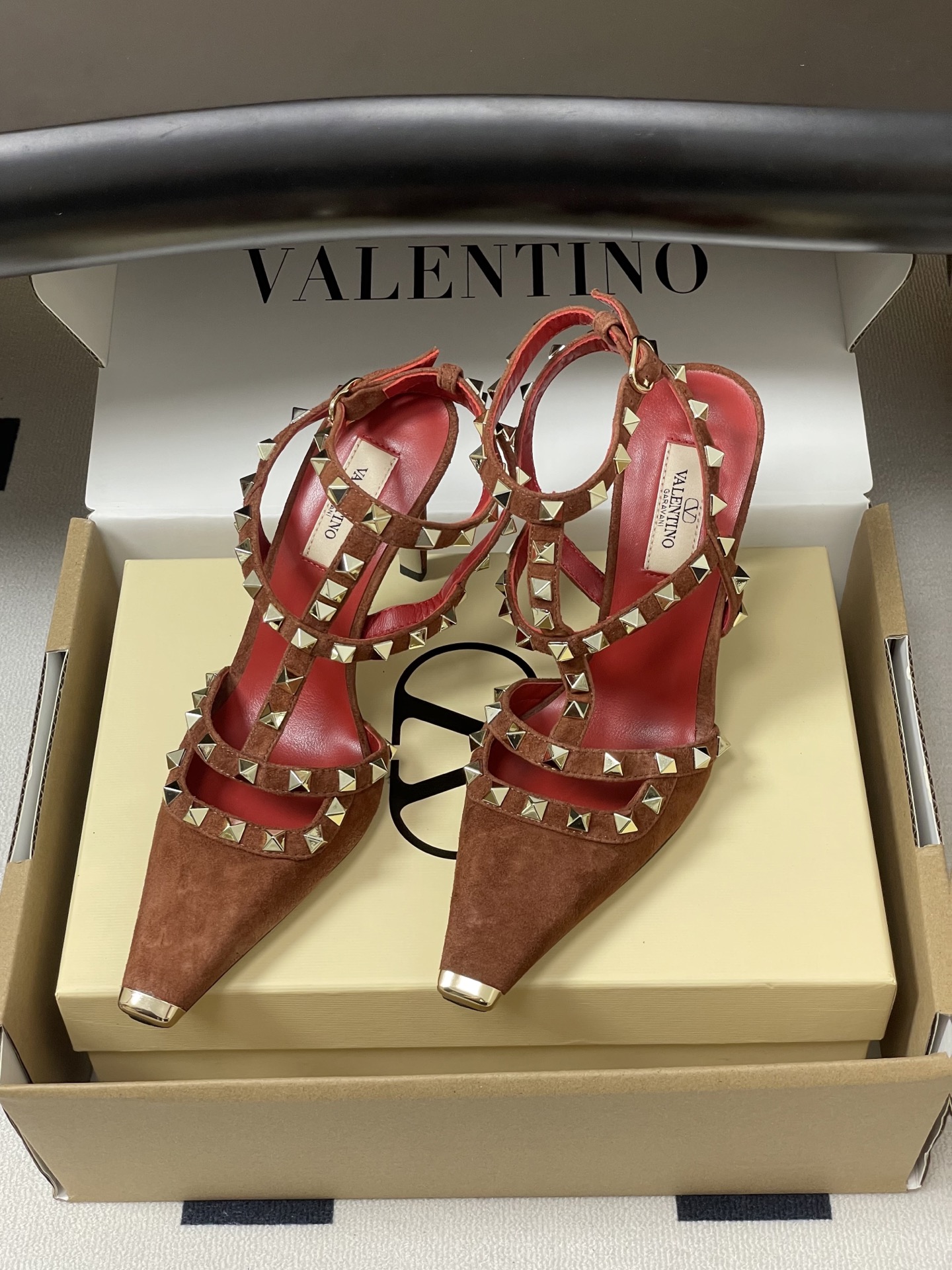 顶级品质（配飞机盒✈️➕10）2026春夏新款 Valentino 华伦天奴ROCKSTUD漆皮系带铆钉
