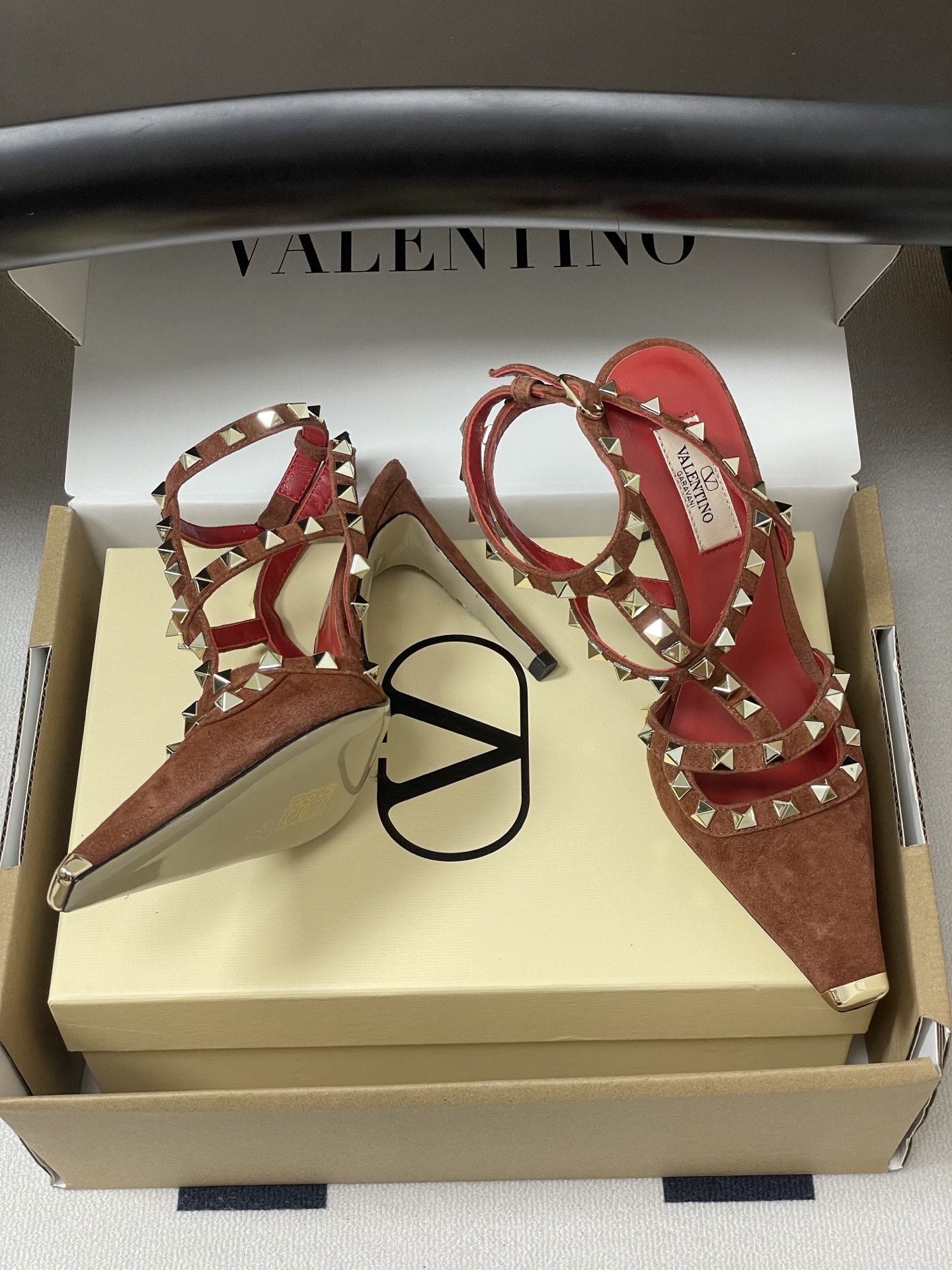 顶级品质（配飞机盒✈️➕10）2026春夏新款 Valentino 华伦天奴ROCKSTUD漆皮系带铆钉