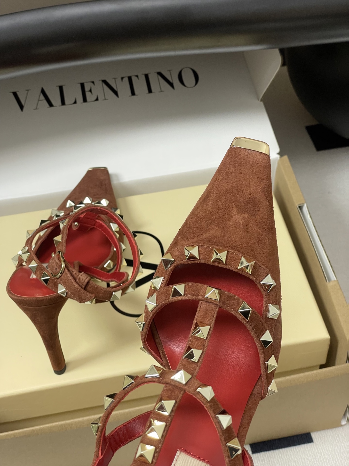 顶级品质（配飞机盒✈️➕10）2026春夏新款 Valentino 华伦天奴ROCKSTUD漆皮系带铆钉