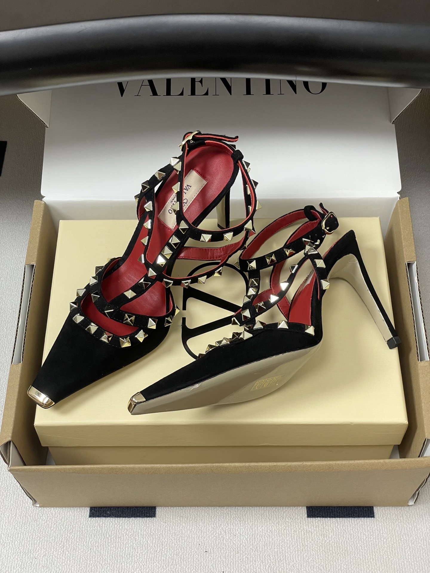 顶级品质(配飞机盒✈️➕10)2026春夏新款 Valentino 华伦天奴ROCKSTUD漆皮系带铆钉 顶级品质(配飞机盒✈️➕10)2026春夏新款 Valentino 华伦天奴ROCKSTUD漆皮系带铆钉