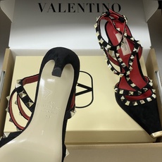 顶级品质(配飞机盒✈️➕10)2026春夏新款 Valentino 华伦天奴ROCKSTUD漆皮系带铆钉 顶级品质(配飞机盒✈️➕10)2026春夏新款 Valentino 华伦天奴ROCKSTUD漆皮系带铆钉