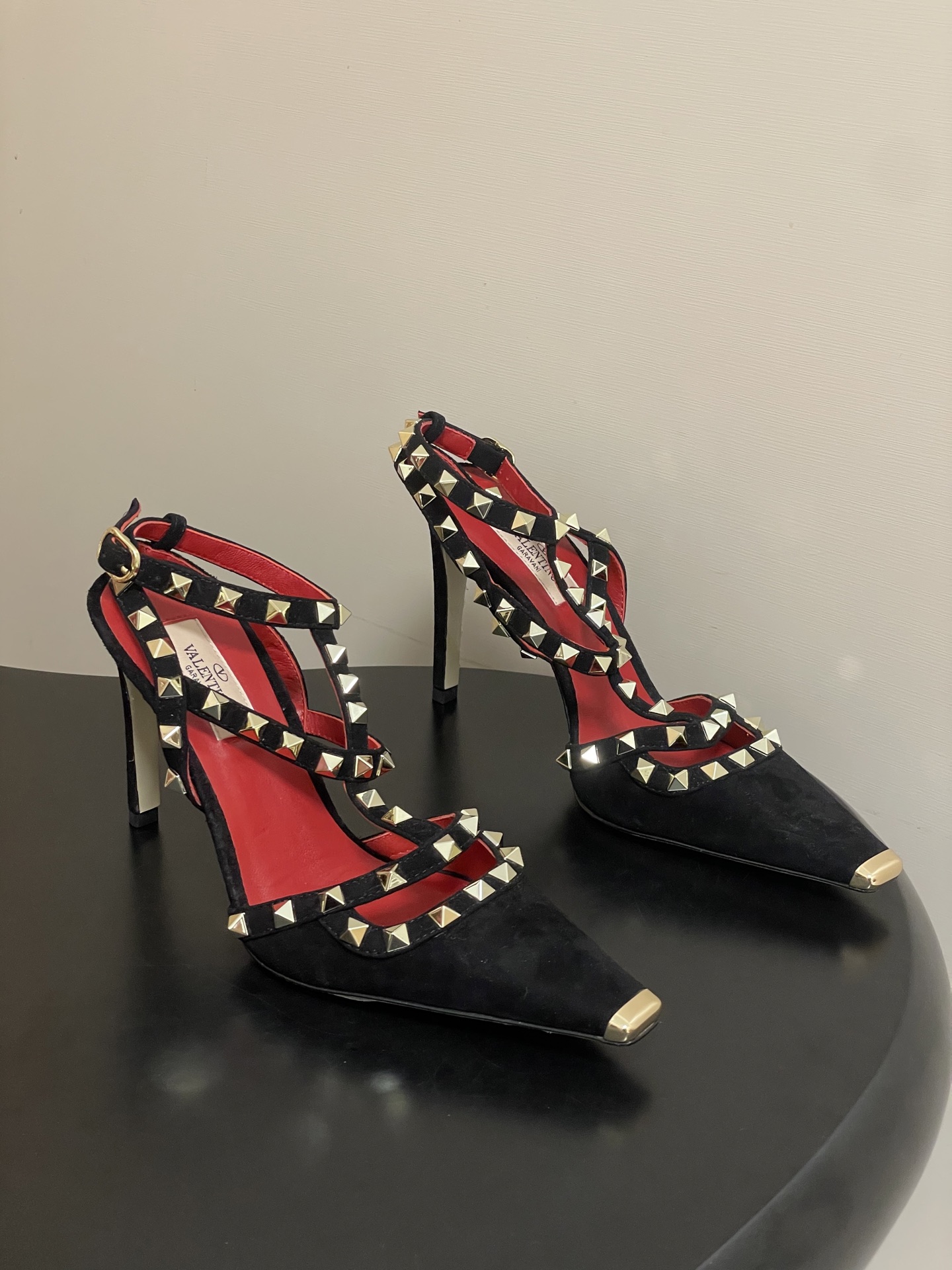 顶级品质（配飞机盒✈️➕10）2026春夏新款 Valentino 华伦天奴ROCKSTUD漆皮系带铆钉