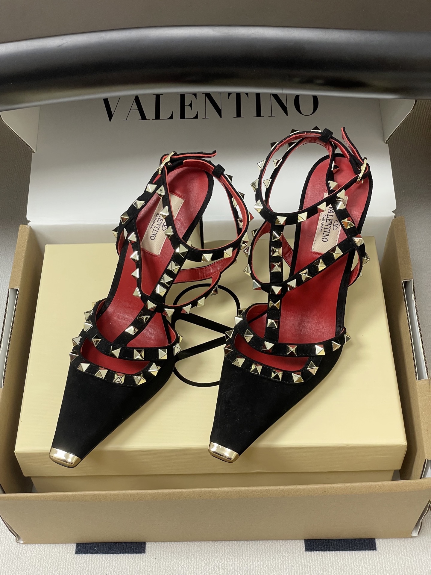 顶级品质(配飞机盒✈️➕10)2026春夏新款 Valentino 华伦天奴ROCKSTUD漆皮系带铆钉 顶级品质(配飞机盒✈️➕10)2026春夏新款 Valentino 华伦天奴ROCKSTUD漆皮系带铆钉