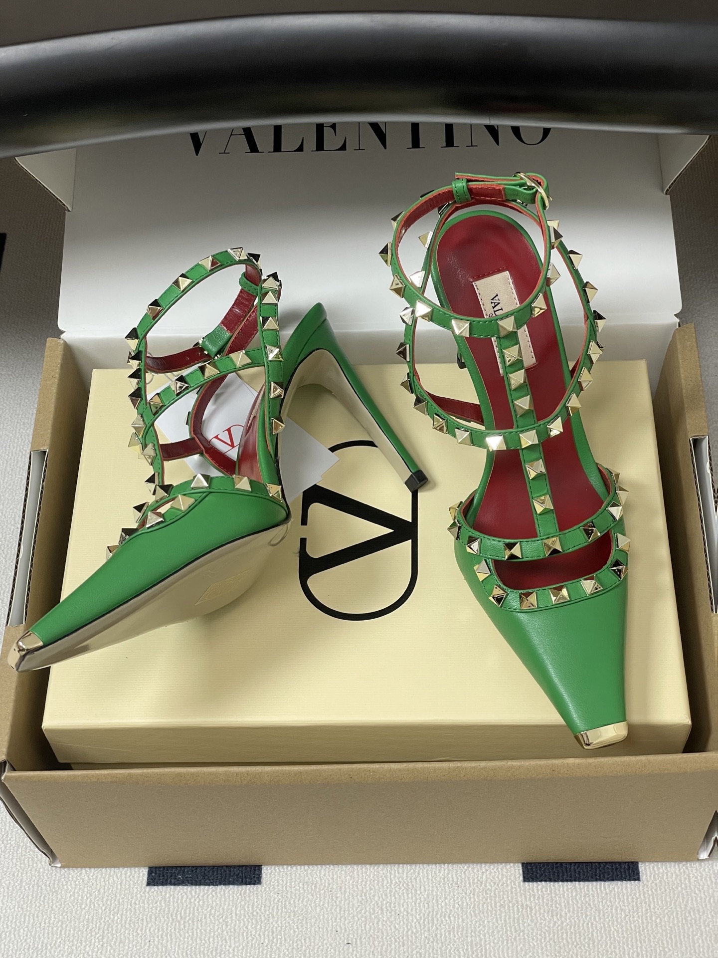 顶级品质（配飞机盒✈️➕10）2026春夏新款 Valentino 华伦天奴ROCKSTUD漆皮系带铆钉