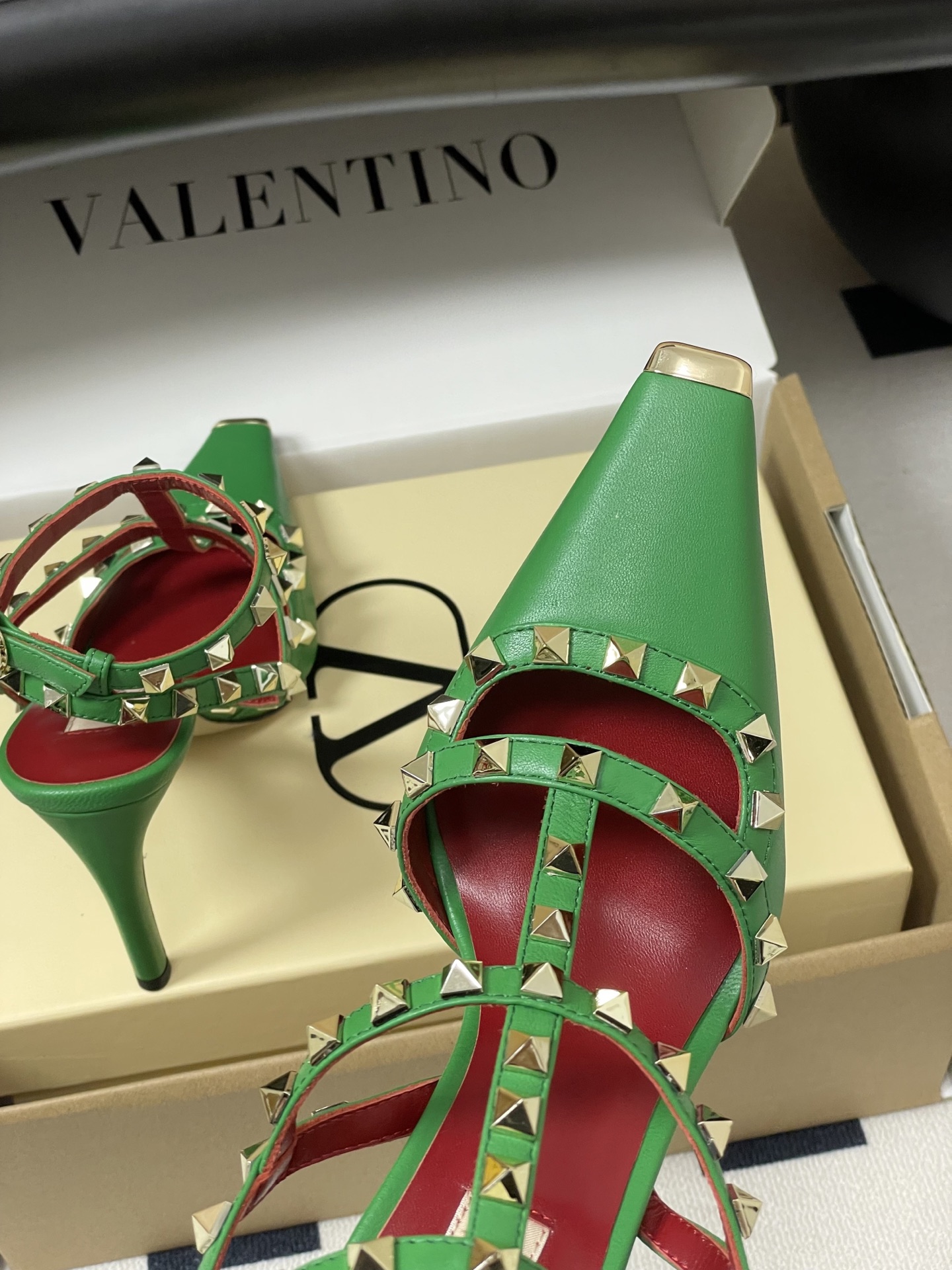 顶级品质（配飞机盒✈️➕10）2026春夏新款 Valentino 华伦天奴ROCKSTUD漆皮系带铆钉