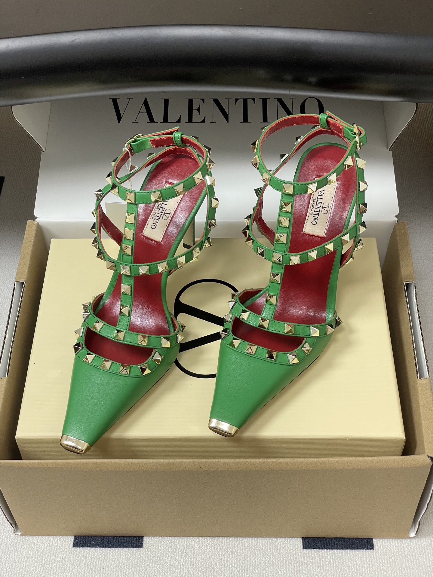 顶级品质（配飞机盒✈️➕10）2026春夏新款 Valentino 华伦天奴ROCKSTUD漆皮系带铆钉