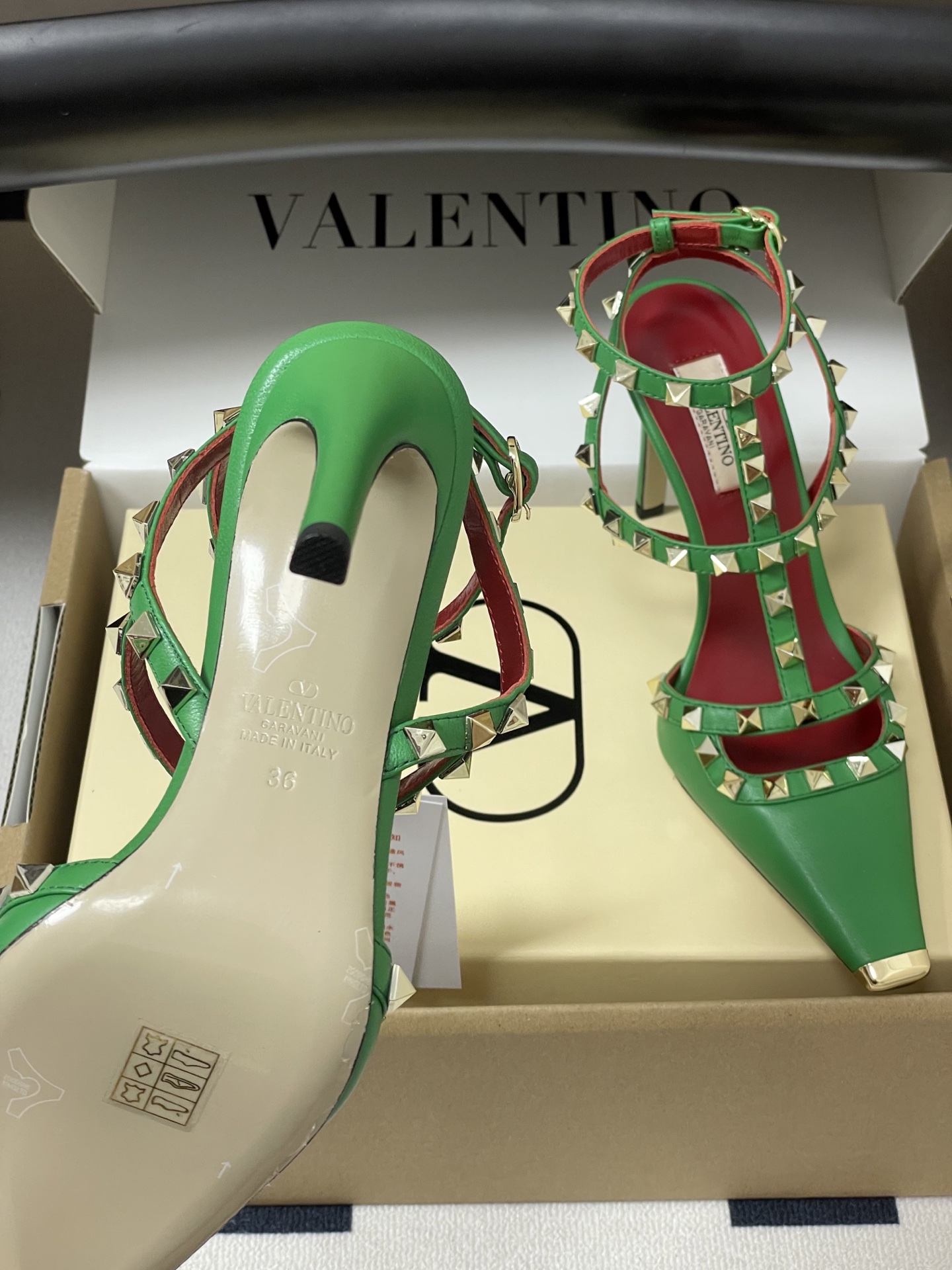 顶级品质（配飞机盒✈️➕10）2026春夏新款 Valentino 华伦天奴ROCKSTUD漆皮系带铆钉