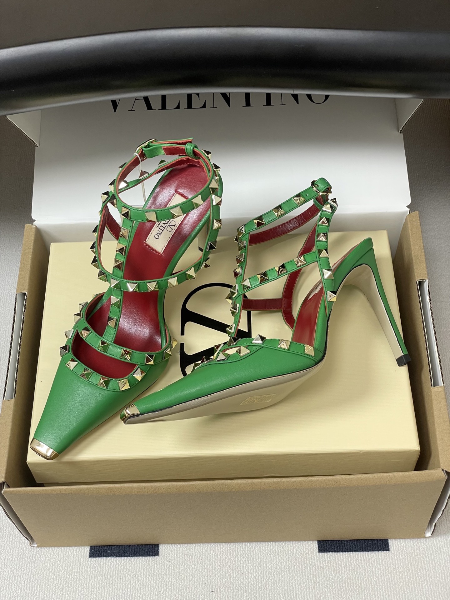 顶级品质（配飞机盒✈️➕10）2026春夏新款 Valentino 华伦天奴ROCKSTUD漆皮系带铆钉