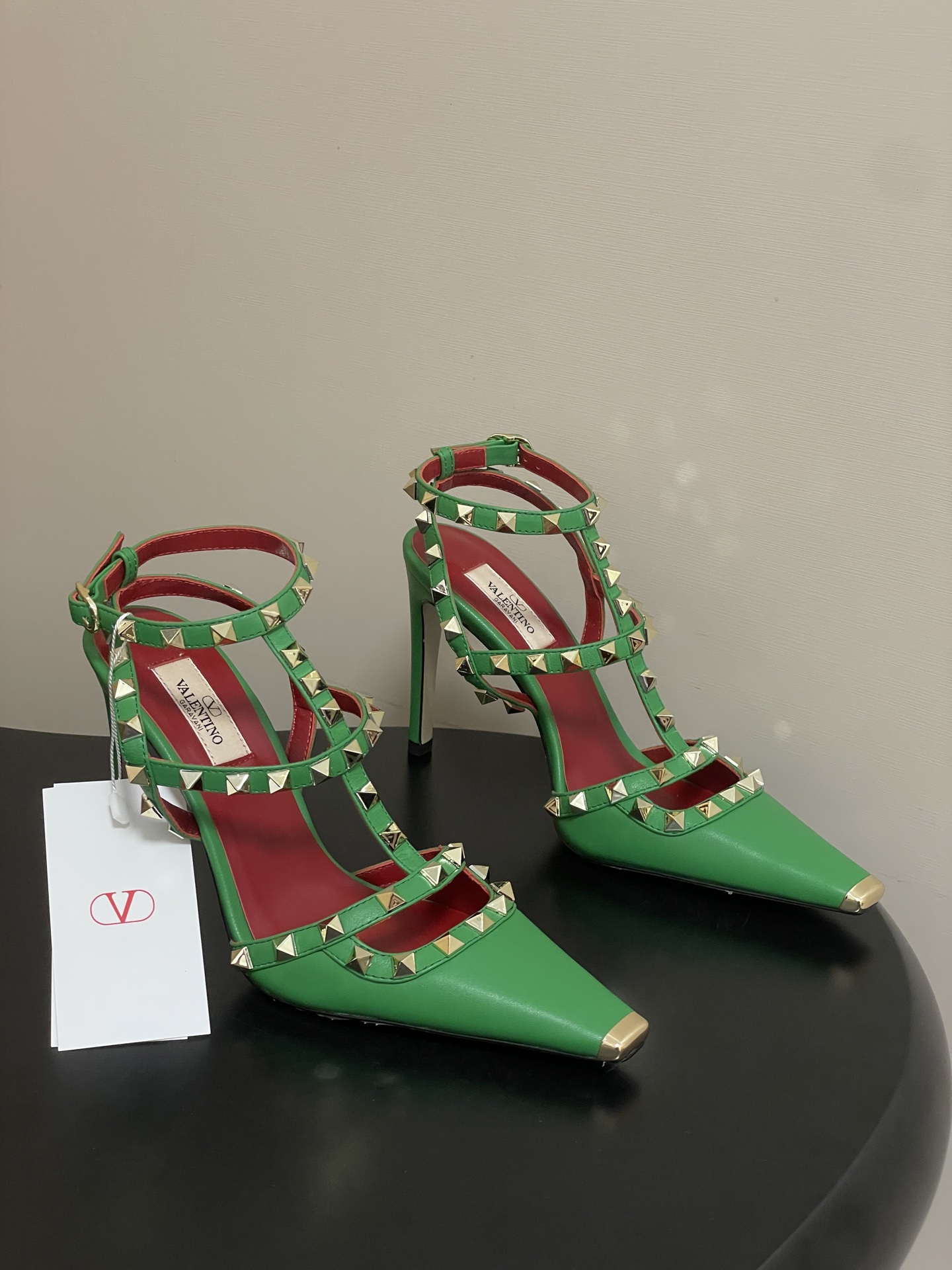 顶级品质（配飞机盒✈️➕10）2026春夏新款 Valentino 华伦天奴ROCKSTUD漆皮系带铆钉