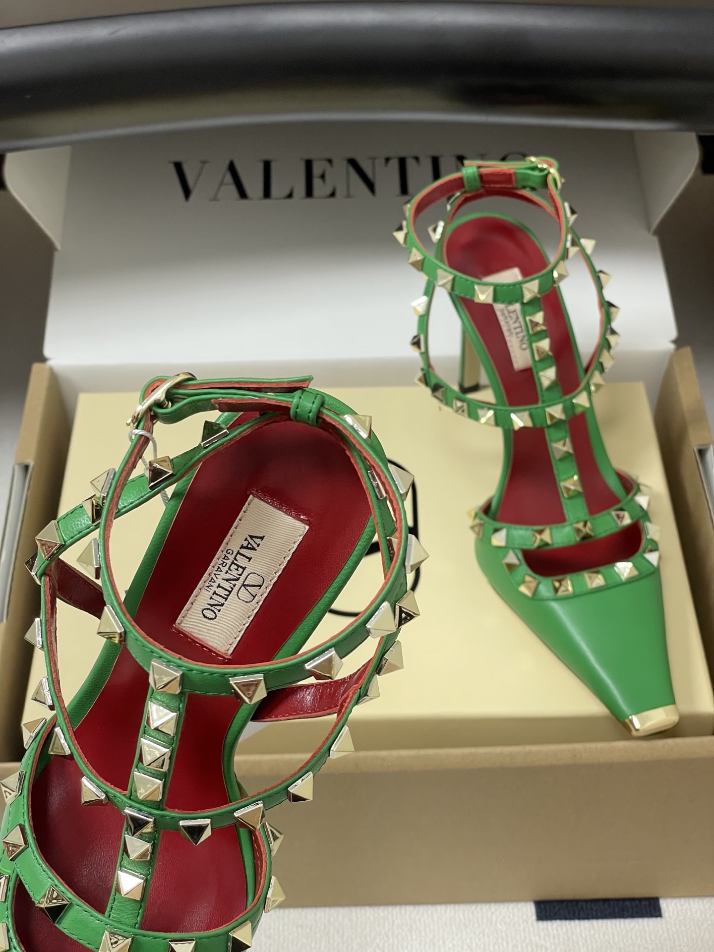 顶级品质（配飞机盒✈️➕10）2026春夏新款 Valentino 华伦天奴ROCKSTUD漆皮系带铆钉
