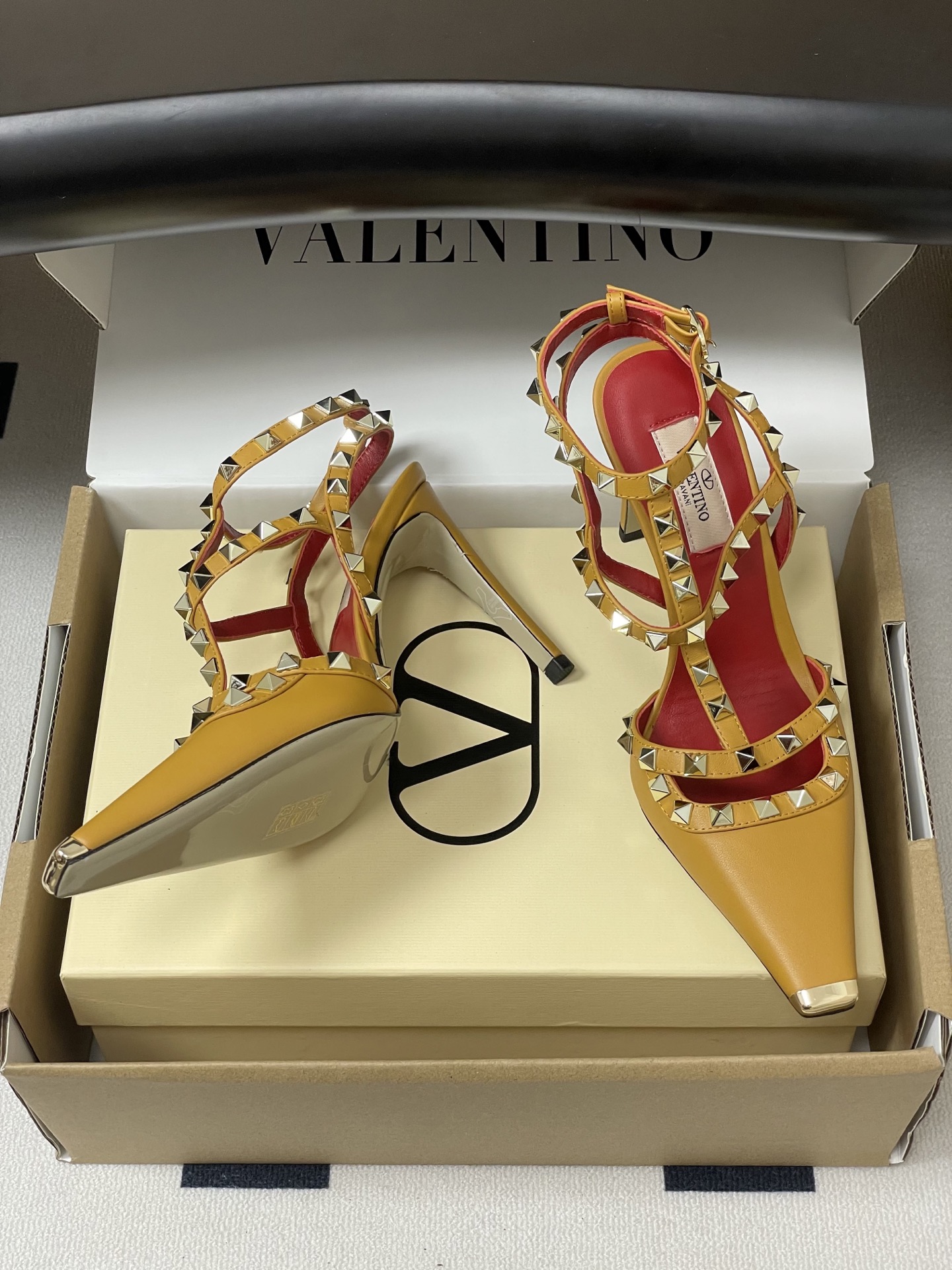 顶级品质（配飞机盒✈️➕10）2026春夏新款 Valentino 华伦天奴ROCKSTUD漆皮系带铆钉