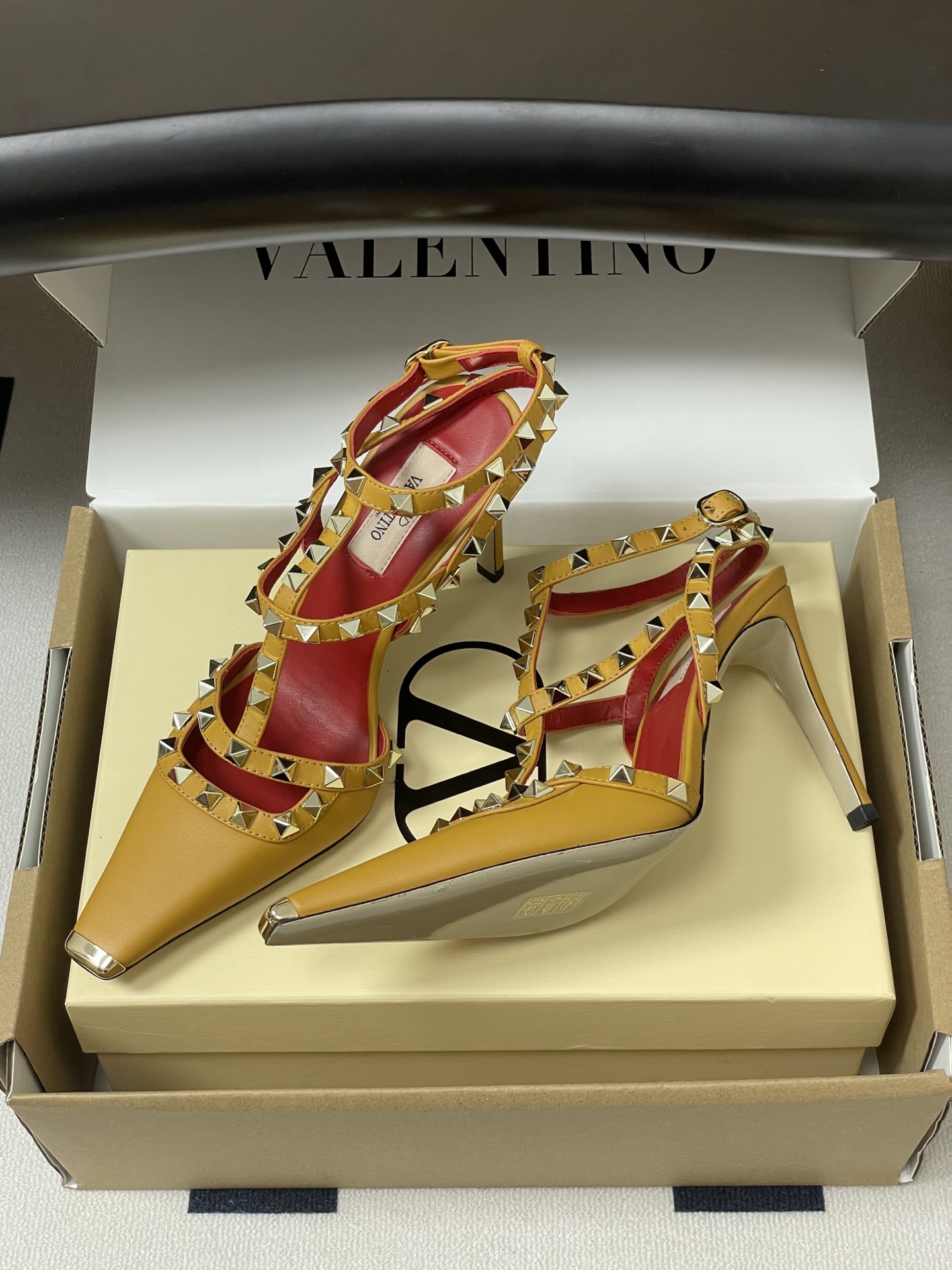 顶级品质（配飞机盒✈️➕10）2026春夏新款 Valentino 华伦天奴ROCKSTUD漆皮系带铆钉