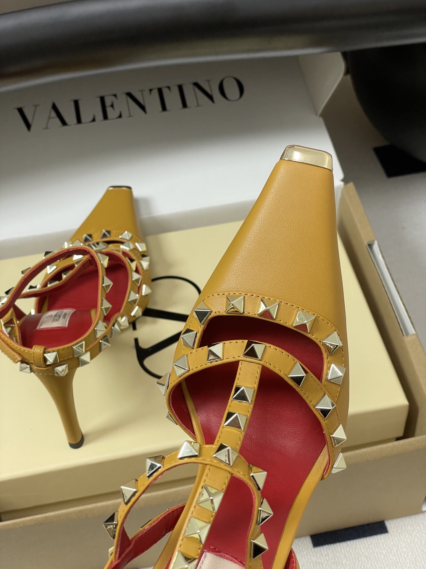 顶级品质（配飞机盒✈️➕10）2026春夏新款 Valentino 华伦天奴ROCKSTUD漆皮系带铆钉