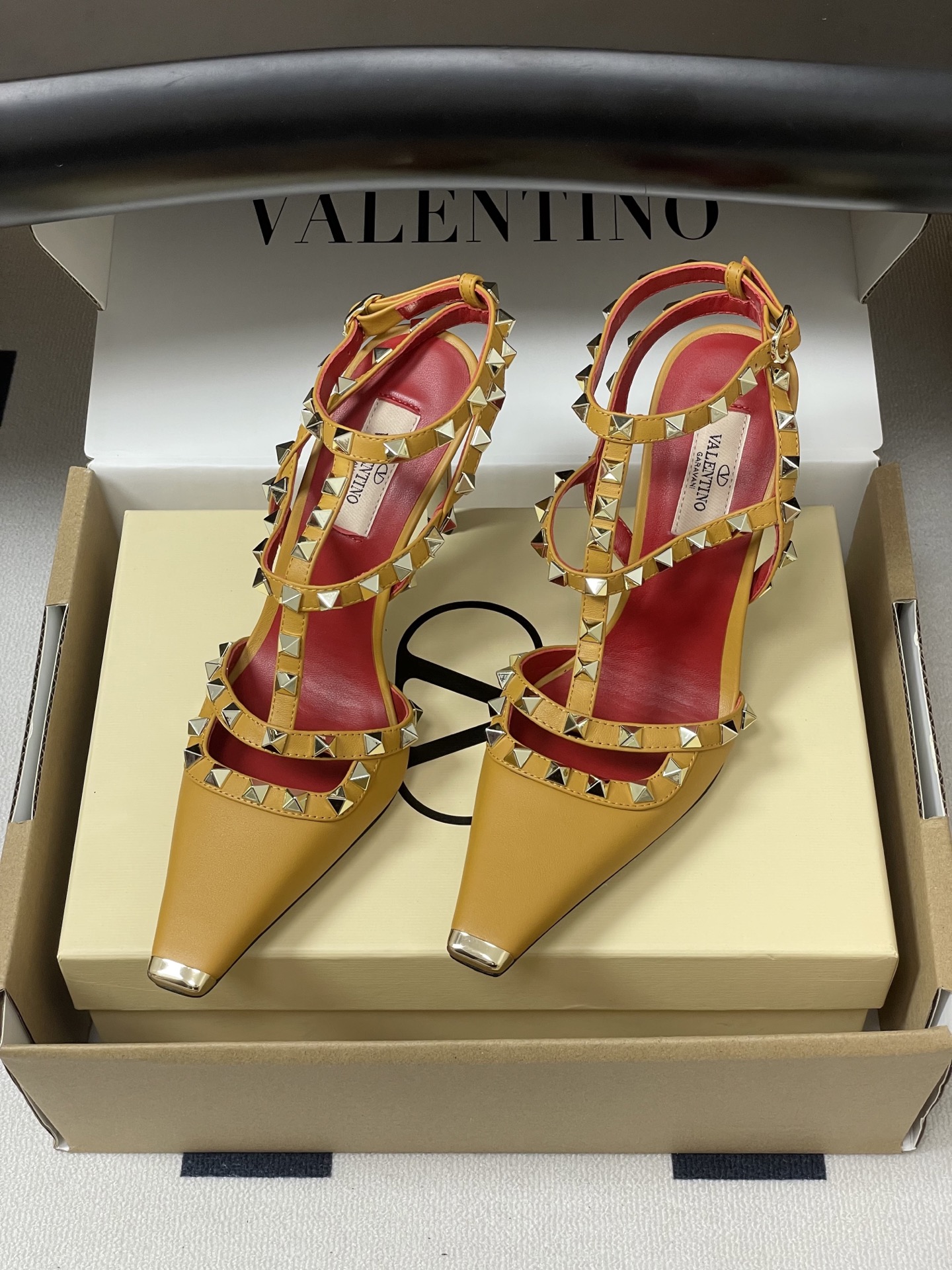 顶级品质（配飞机盒✈️➕10）2026春夏新款 Valentino 华伦天奴ROCKSTUD漆皮系带铆钉
