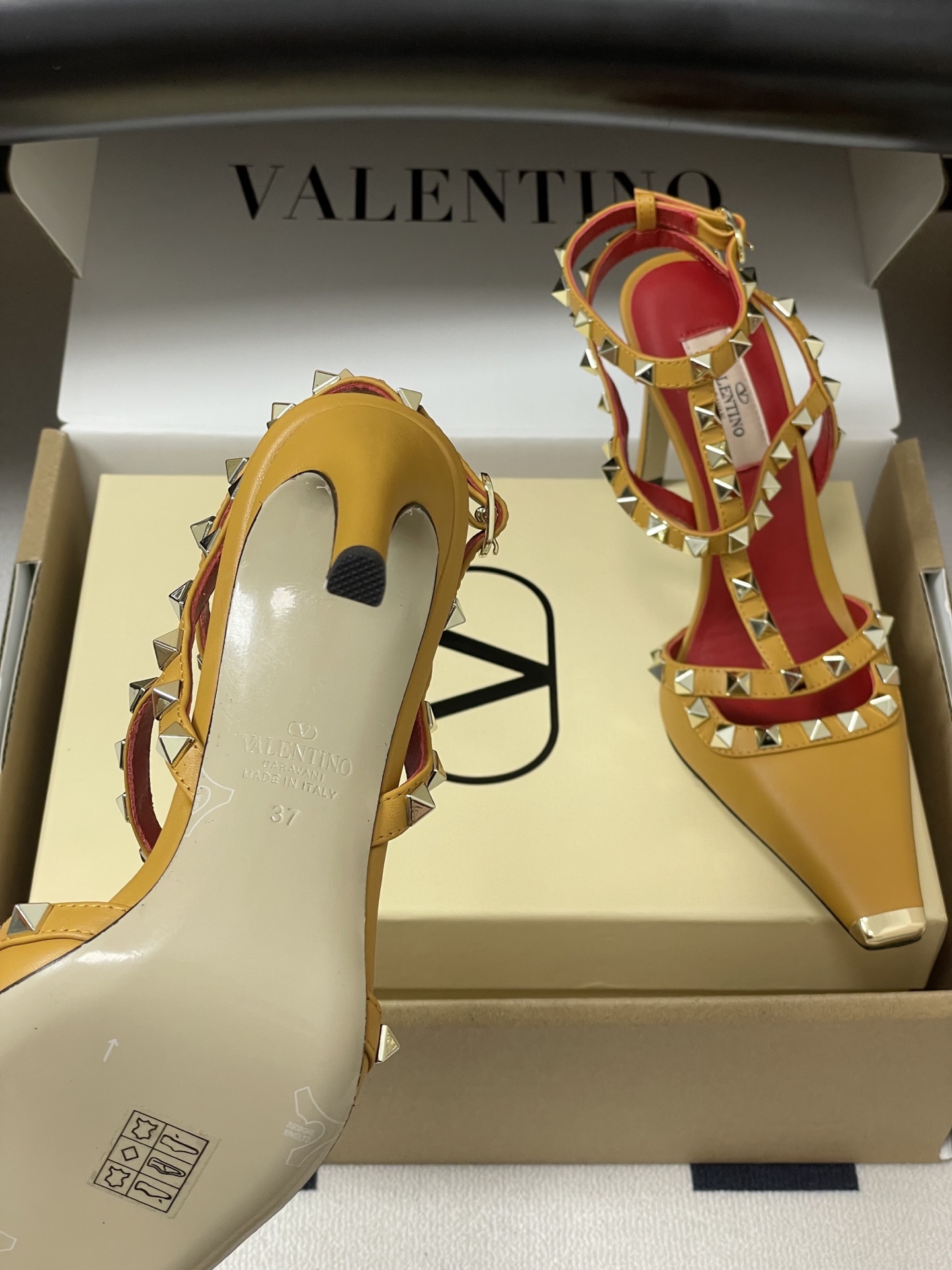 顶级品质（配飞机盒✈️➕10）2026春夏新款 Valentino 华伦天奴ROCKSTUD漆皮系带铆钉