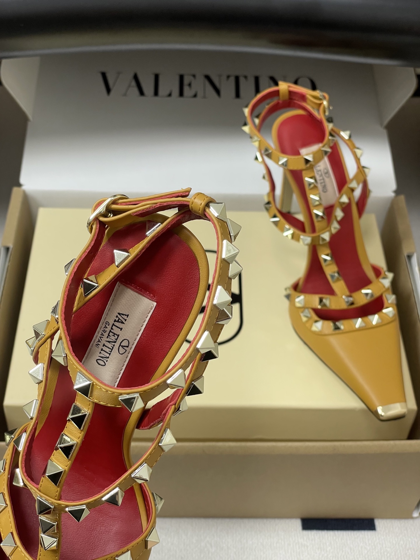 顶级品质（配飞机盒✈️➕10）2026春夏新款 Valentino 华伦天奴ROCKSTUD漆皮系带铆钉