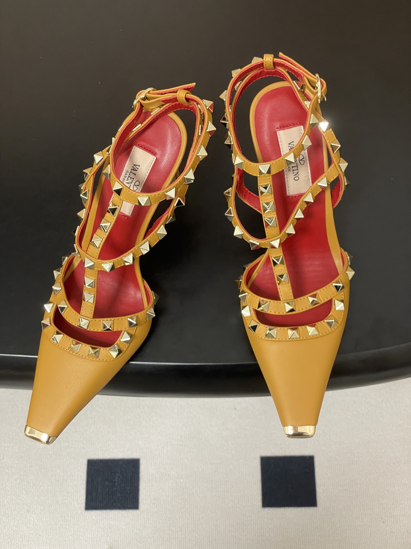 顶级品质（配飞机盒✈️➕10）2026春夏新款 Valentino 华伦天奴ROCKSTUD漆皮系带铆钉