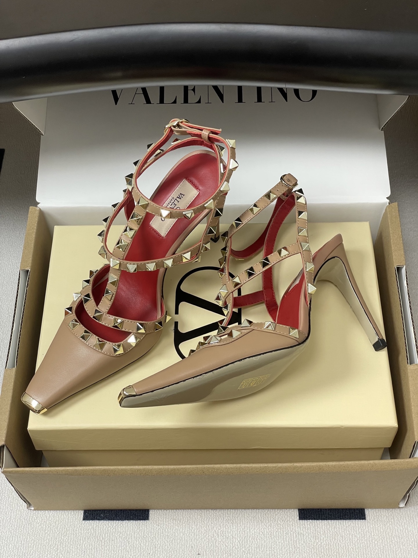 顶级品质（配飞机盒✈️➕10）2026春夏新款 Valentino 华伦天奴ROCKSTUD漆皮系带铆钉