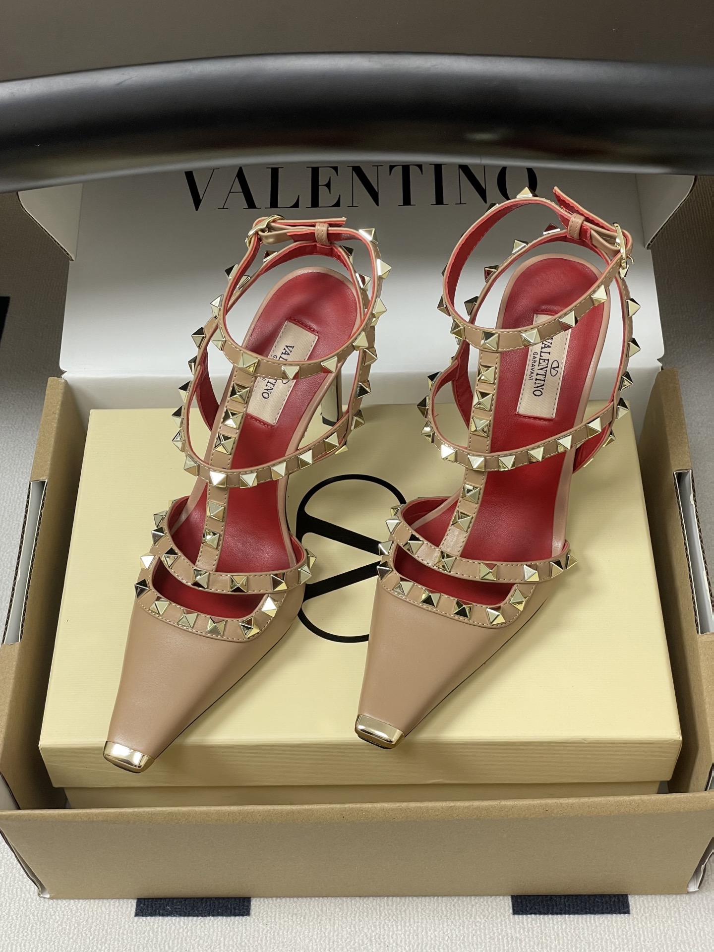 顶级品质（配飞机盒✈️➕10）2026春夏新款 Valentino 华伦天奴ROCKSTUD漆皮系带铆钉