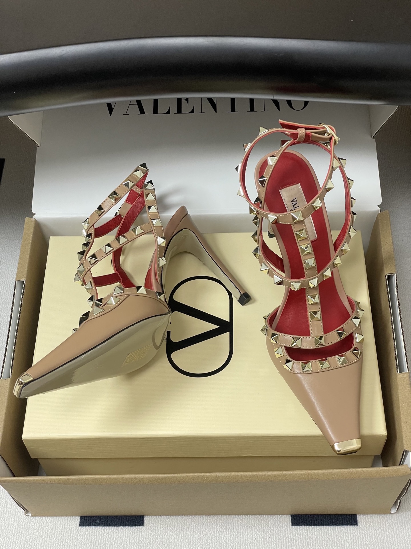 顶级品质（配飞机盒✈️➕10）2026春夏新款 Valentino 华伦天奴ROCKSTUD漆皮系带铆钉