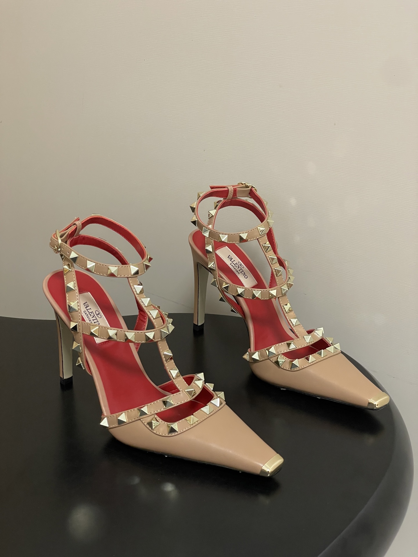 顶级品质（配飞机盒✈️➕10）2026春夏新款 Valentino 华伦天奴ROCKSTUD漆皮系带铆钉