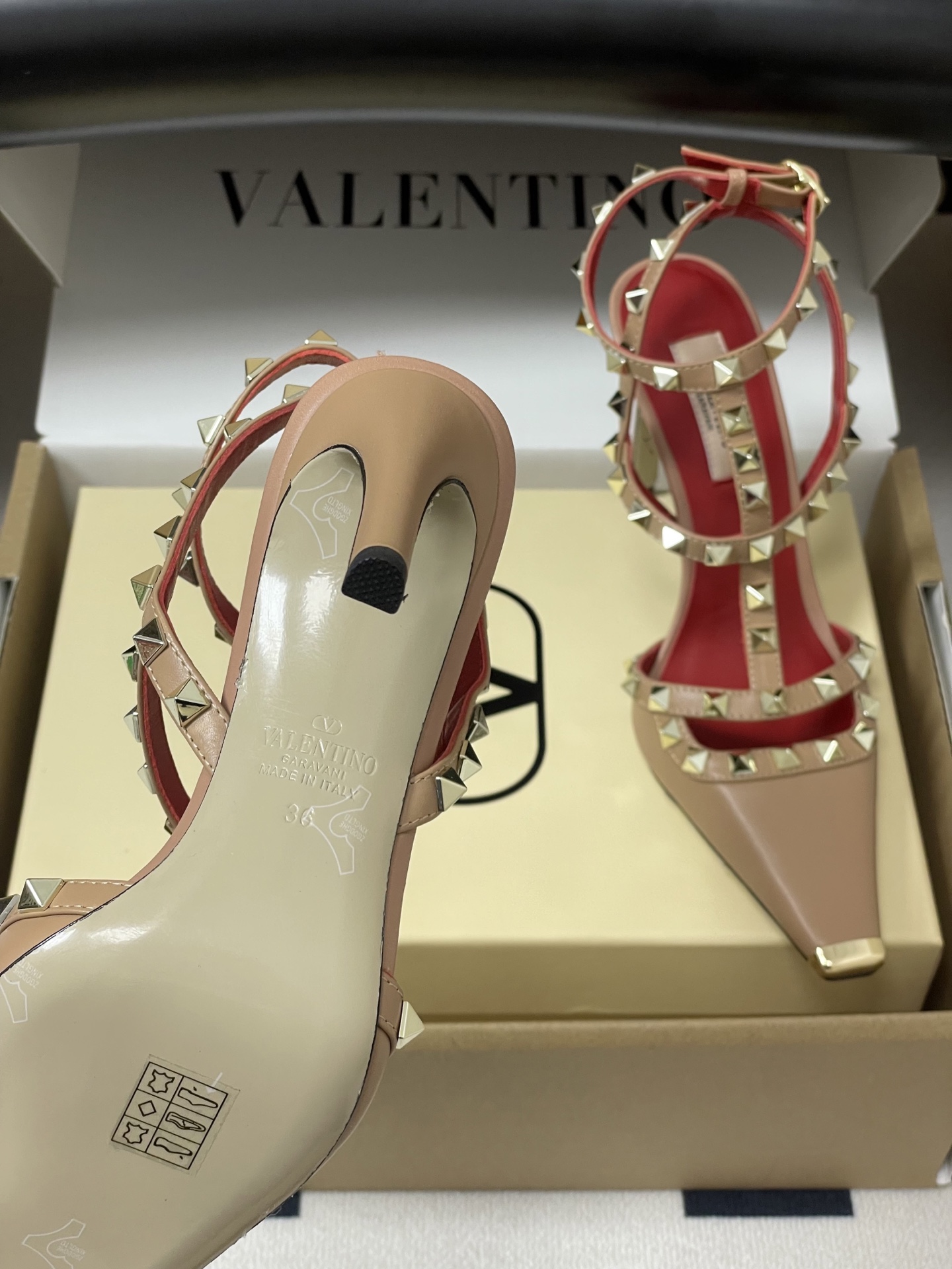 顶级品质（配飞机盒✈️➕10）2026春夏新款 Valentino 华伦天奴ROCKSTUD漆皮系带铆钉