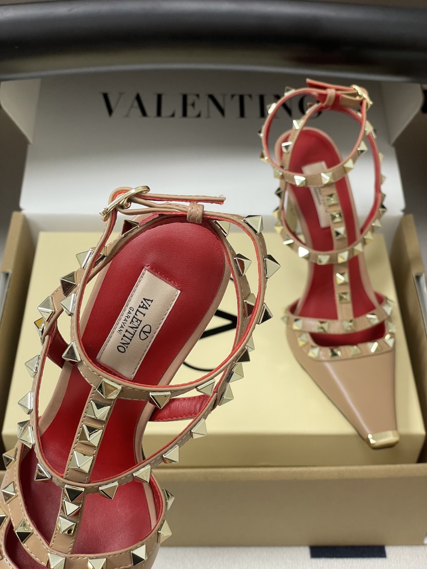 顶级品质（配飞机盒✈️➕10）2026春夏新款 Valentino 华伦天奴ROCKSTUD漆皮系带铆钉