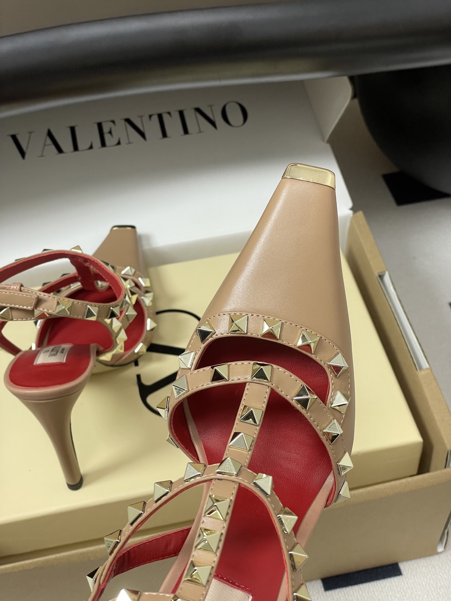 顶级品质（配飞机盒✈️➕10）2026春夏新款 Valentino 华伦天奴ROCKSTUD漆皮系带铆钉