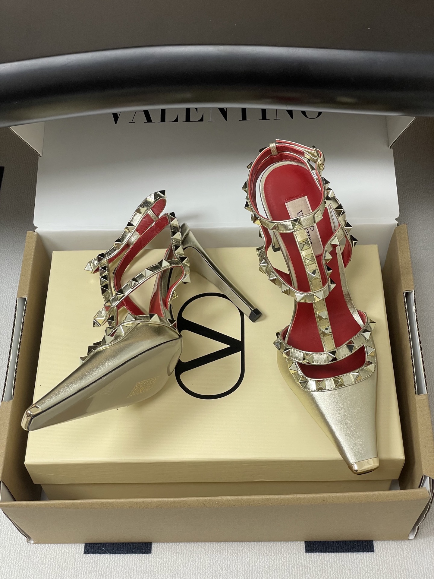 顶级品质(配飞机盒✈️➕10)2026春夏新款 Valentino 华伦天奴ROCKSTUD漆皮系带铆钉 顶级品质(配飞机盒✈️➕10)2026春夏新款 Valentino 华伦天奴ROCKSTUD漆皮系带铆钉