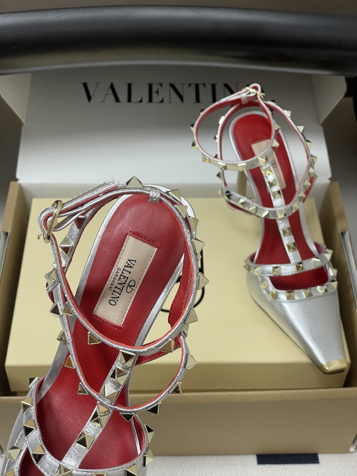 顶级品质（配飞机盒✈️➕10）2026春夏新款 Valentino 华伦天奴ROCKSTUD漆皮系带铆钉