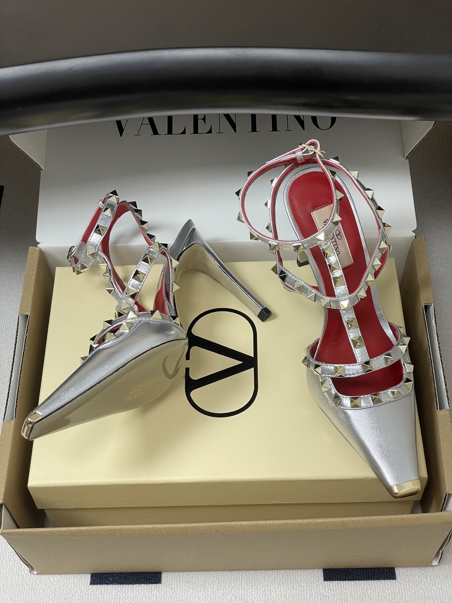 顶级品质（配飞机盒✈️➕10）2026春夏新款 Valentino 华伦天奴ROCKSTUD漆皮系带铆钉