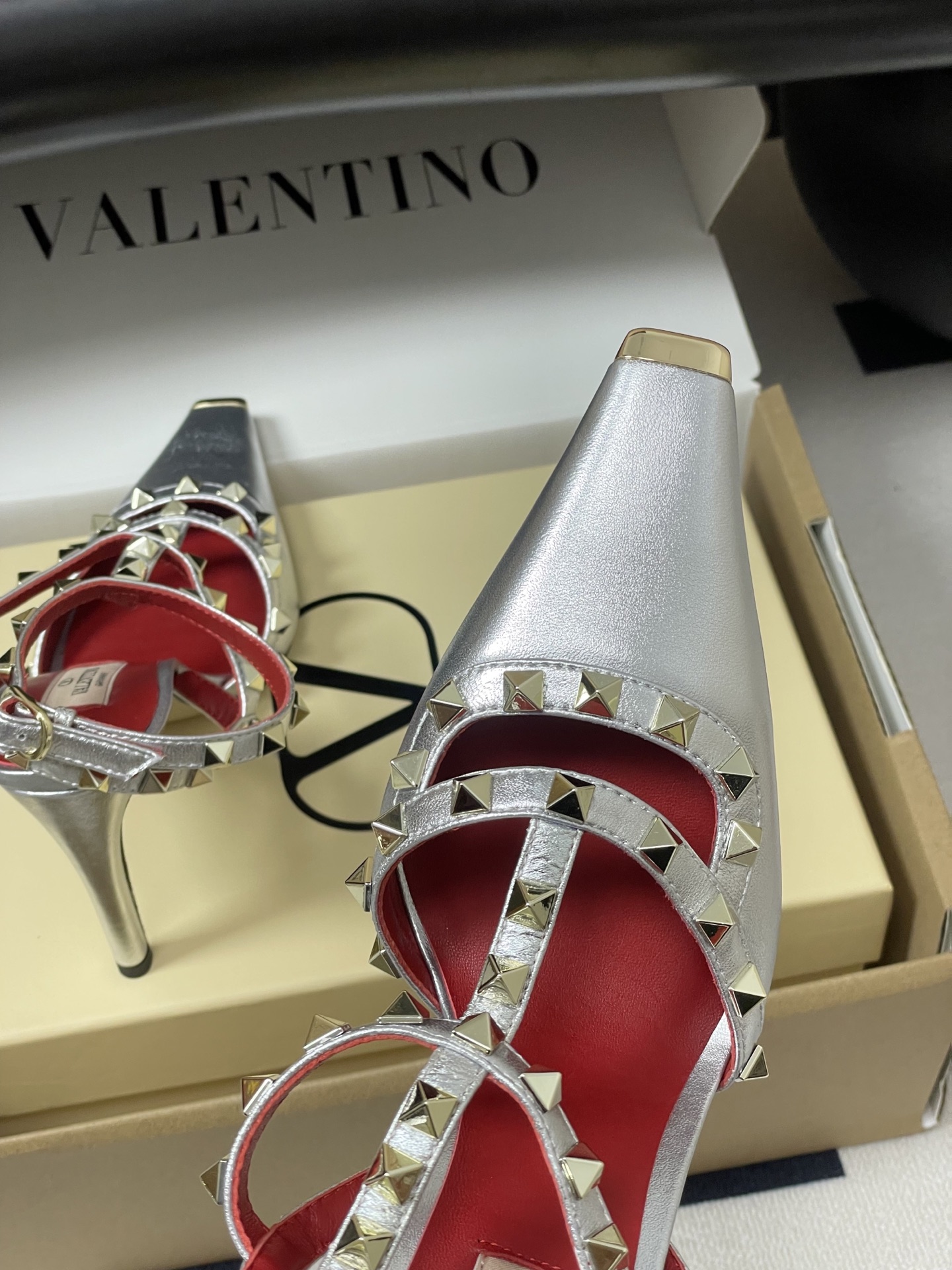 顶级品质（配飞机盒✈️➕10）2026春夏新款 Valentino 华伦天奴ROCKSTUD漆皮系带铆钉