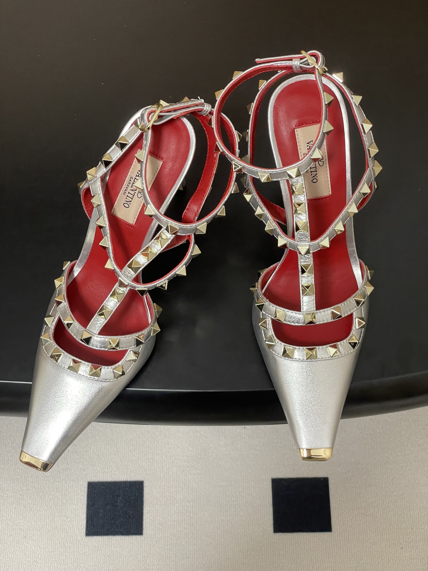 顶级品质（配飞机盒✈️➕10）2026春夏新款 Valentino 华伦天奴ROCKSTUD漆皮系带铆钉